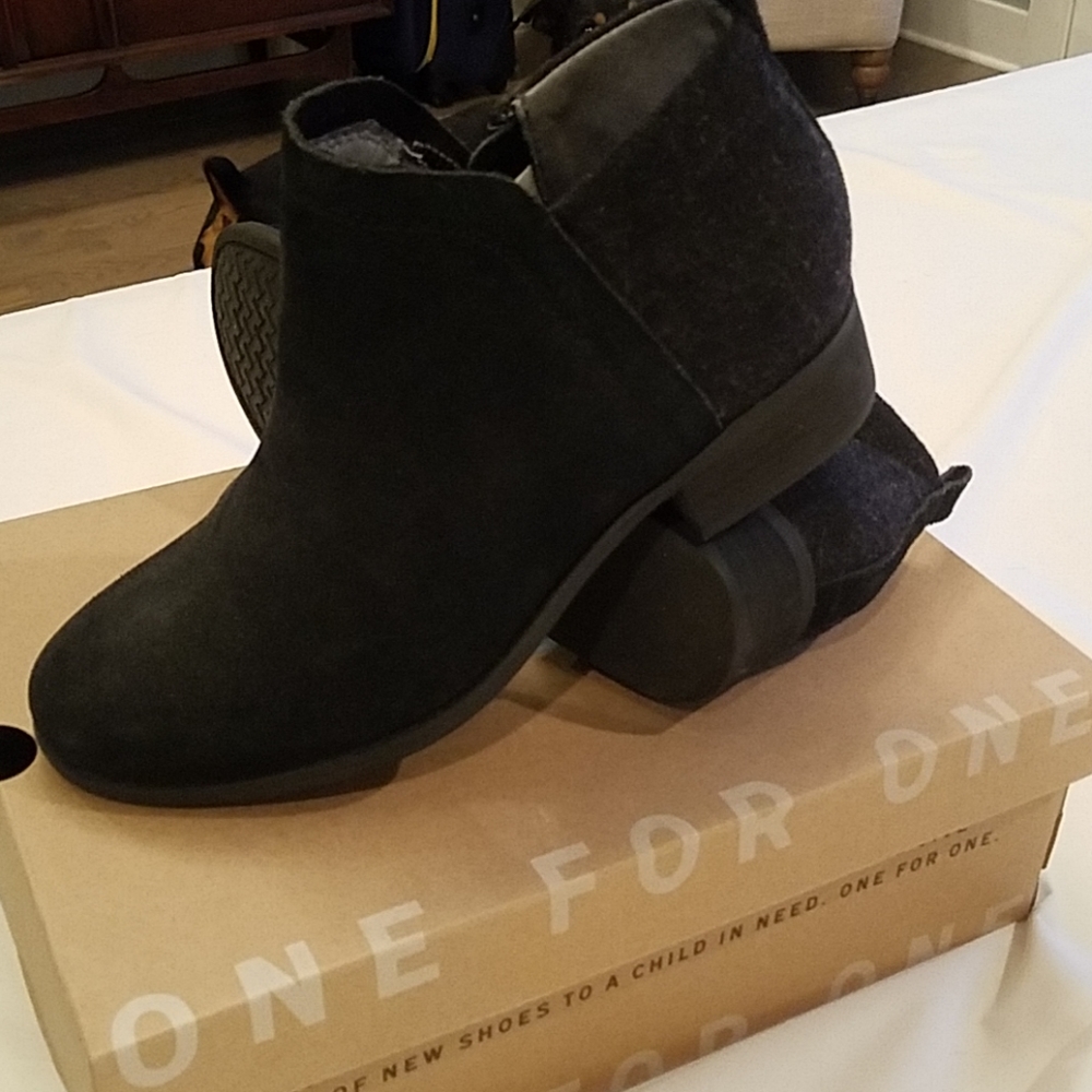 Tom's Deia Black Ankle Booties Size 6
